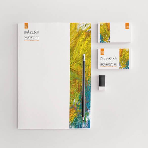 Ein Briefpapierset mit einem orange-gelben Gemälde darauf.